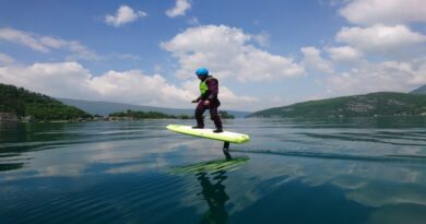 surf électrique dans le lac d'Annecy