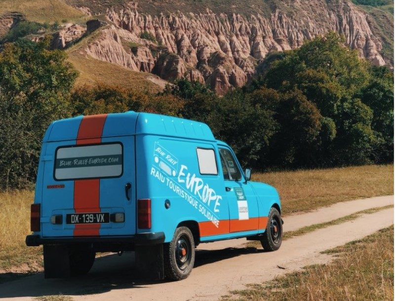 Un rallye touristique au volant de la mythique 4L 2