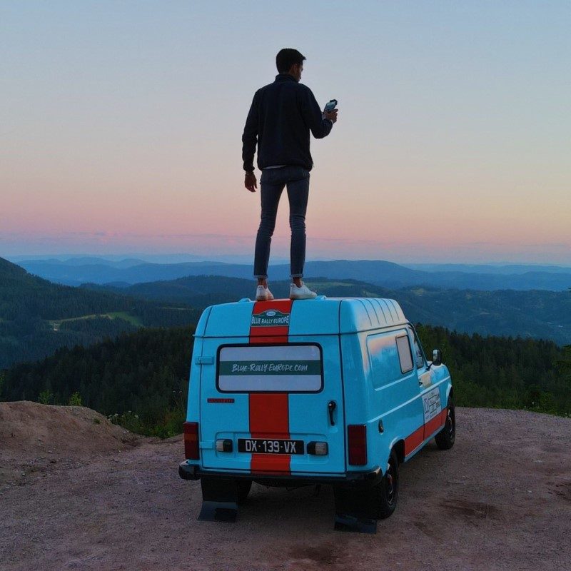 Un rallye touristique au volant de la mythique 4L 4