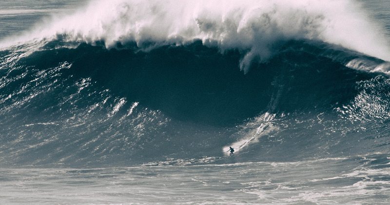 Vidéo - Au Portugal, à Nazaré, la surfeuse Justine Dupont dompte "la bombe" 1