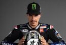 Maverick Viñales, pilote de motoGP, joue le guide touristique au Qatar