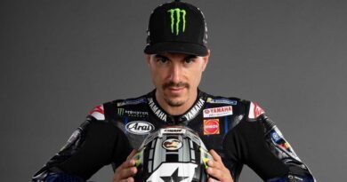 Maverick Viñales, pilote de motoGP, joue le guide touristique au Qatar 2