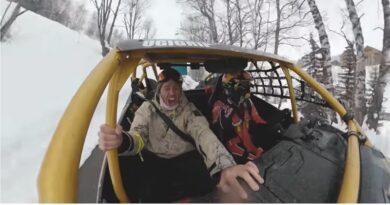 VIDEO - Aux 2 Alpes, un skieur freestyle défie un pilote de rallye 4