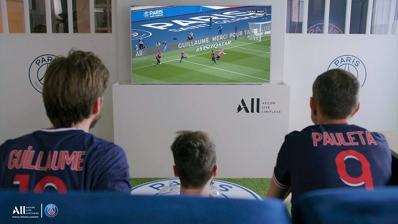 VIDEO – La surprise d'un supporter du PSG qui découvre son appartement transformé en… Parc des Princes 1