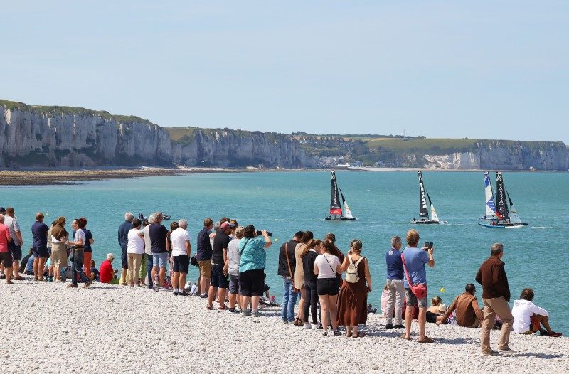 Le lac de Serre-Ponçon, cadre de la finale du Tour Voile du 22 au 24 juillet 1