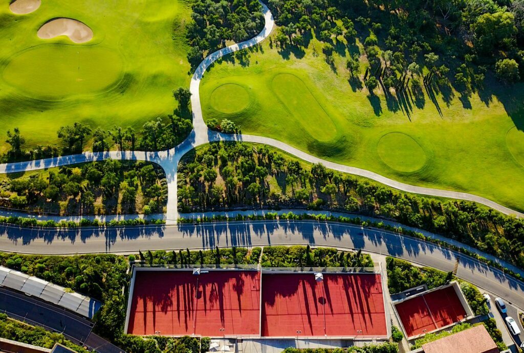 En Grèce, avec Patrick Mouratoglou, le domaine Costa Navarino devient une destination "tennis" 1