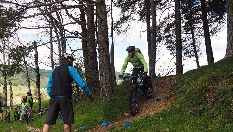 "Maîtriser un VTT est plus compliqué que le ski", pensez à un "moniteur cycliste français" 1