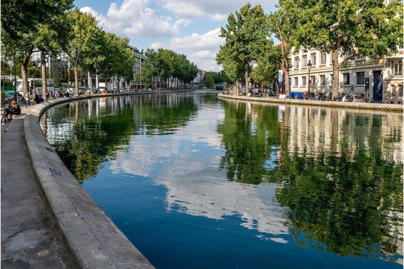 Une course de natation dans les eaux du Canal Saint-Martin à Paris début octobre 1