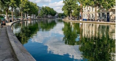 Une course de natation dans les eaux du Canal Saint-Martin à Paris début octobre 5