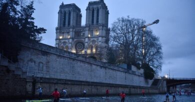 VIDEO - À Paris, en paddle, on dépasse les péniches 7