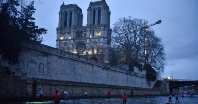 VIDEO - À Paris, en paddle, on dépasse les péniches 1