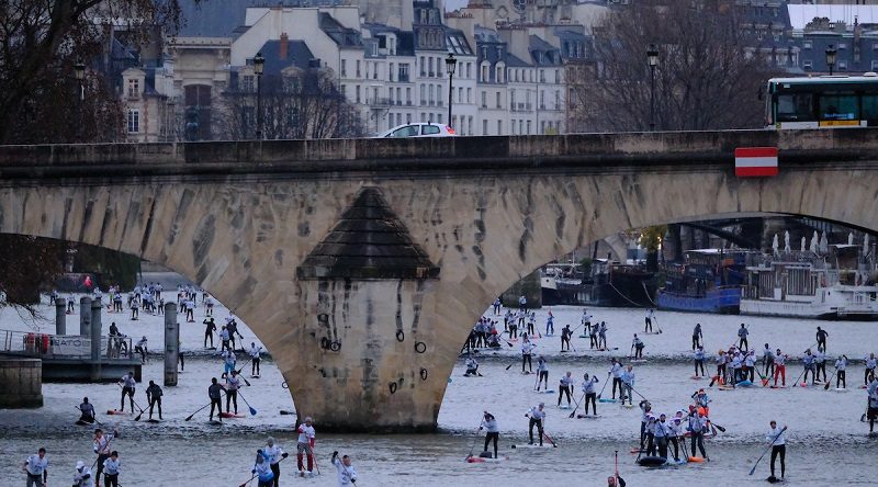 VIDEO - À Paris, en paddle, on dépasse les péniches 3