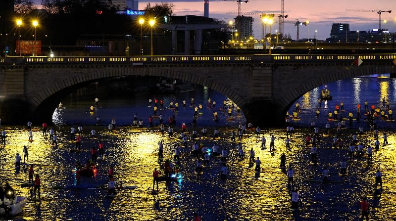 VIDEO - À Paris, en paddle, on dépasse les péniches 2