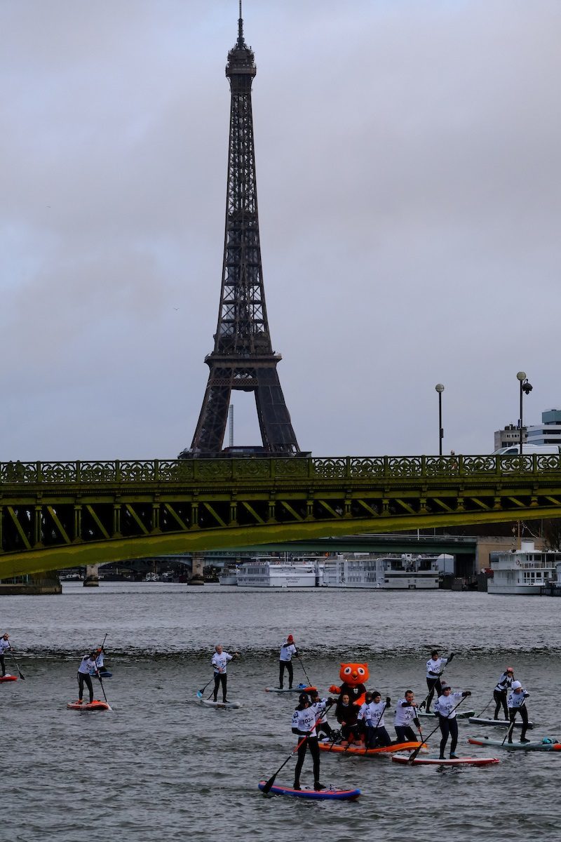 VIDEO - À Paris, en paddle, on dépasse les péniches 1