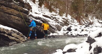 Dans la Vallée du Haut-Giffre, on s'initie au canyoning d'hiver et on apprend à allumer du feu (sans briquet) 7