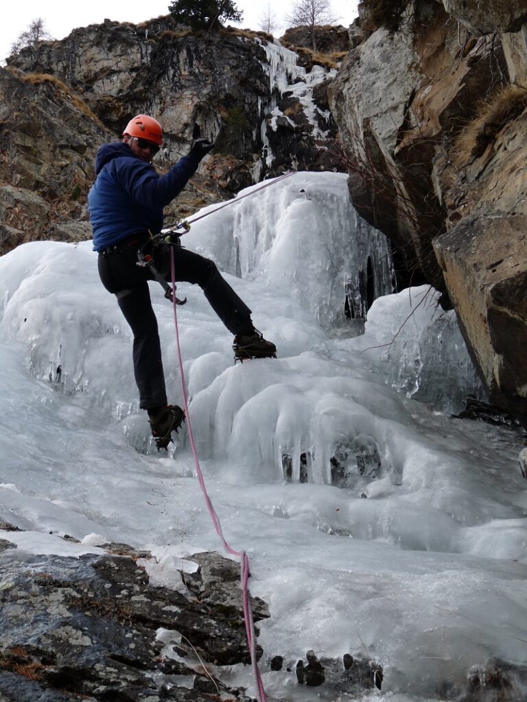 Dans la Vallée du Haut-Giffre, on s'initie au canyoning d'hiver et on apprend à allumer du feu (sans briquet) 2