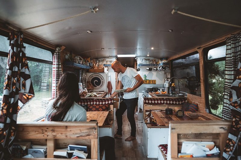 Ce Breton a tout plaqué pour transformer un car scolaire en une auberge de surf mobile 2