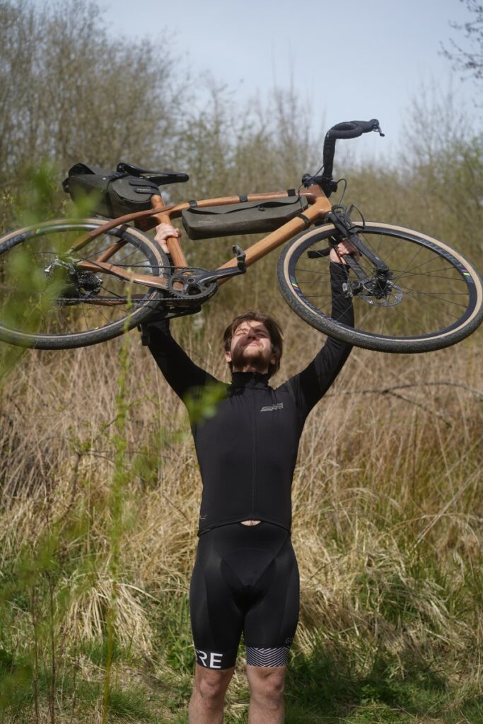 Giorgio, 23 ans, s’apprête à faire un Tour du Monde sur un vélo en bois 3