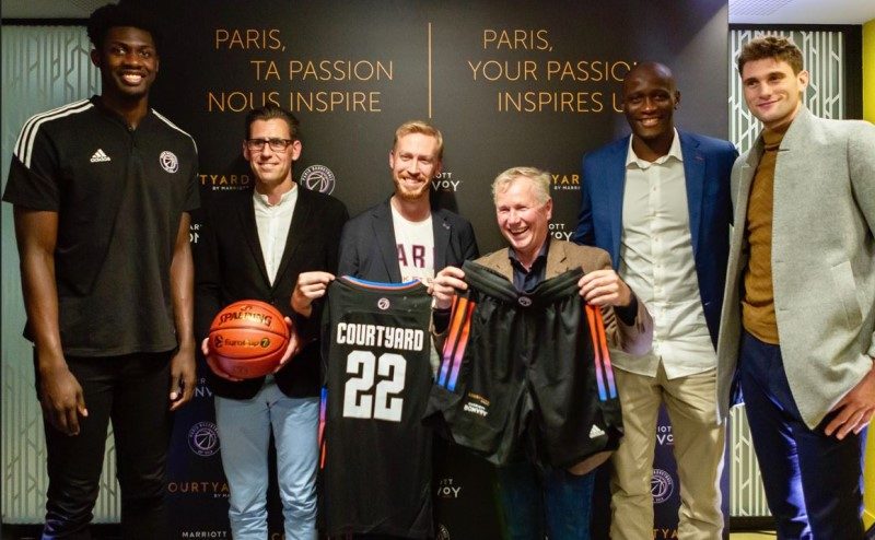 Courtyard by Marriott prend la balle au bond et s’associe au Paris Basketball 1