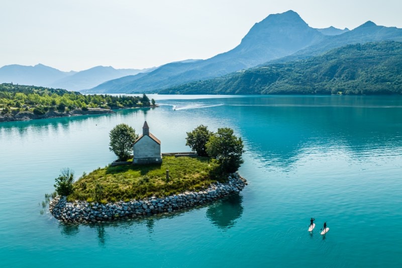 Lac de Serre-Ponçon, combinaison gagnante pour les loisirs de montagne et activités sur l'eau 1