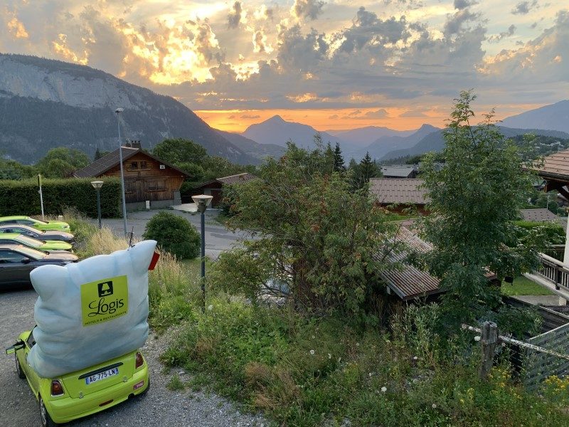 Des rires et des chants dans la caravane publicitaire de Logis Hôtels 11