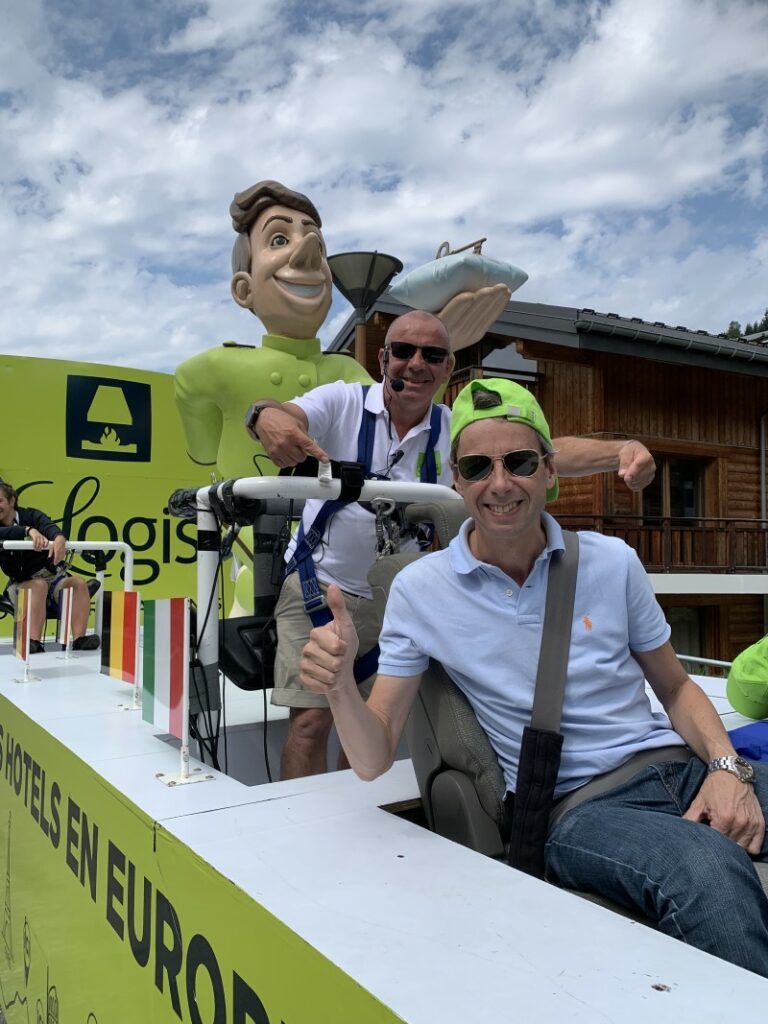 Des rires et des chants dans la caravane publicitaire de Logis Hôtels 13