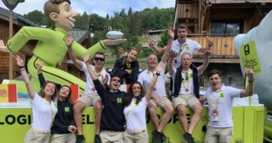 Des rires et des chants dans la caravane publicitaire de Logis Hôtels 5