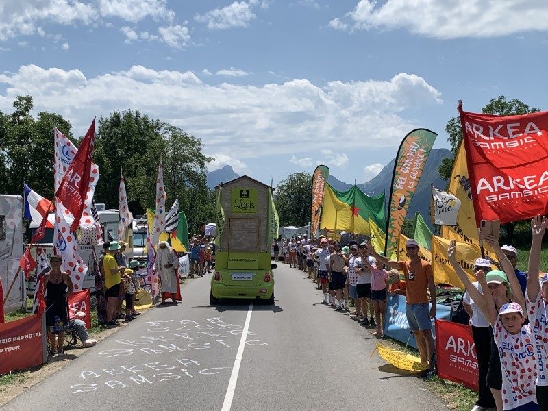 Des rires et des chants dans la caravane publicitaire de Logis Hôtels 4