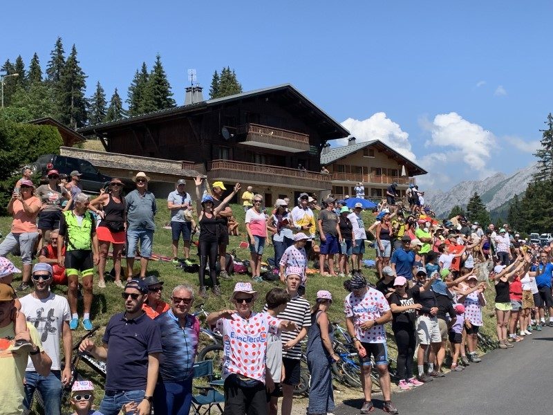 Des rires et des chants dans la caravane publicitaire de Logis Hôtels 5