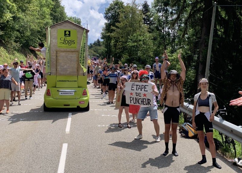 Des rires et des chants dans la caravane publicitaire de Logis Hôtels 8