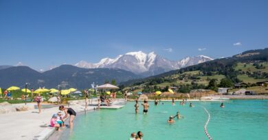 À Combloux, on profite des baignades dans une piscine naturelle avec vue sur le Mont-Blanc