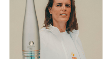 Laure Manaudou, première porteuse de la flamme olympique