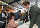 Roger Federer distribue des coups droits… et des vêtements chauds