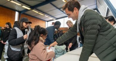 Roger Federer distribue des vêtements.