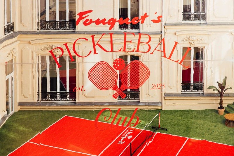 Un terrain de pickleball éphémère s’installe au cœur de l’Hôtel Fouquet’s Paris 1