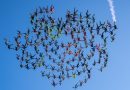 Chute libre et solidarité : 174 parachutistes battent un record mondial