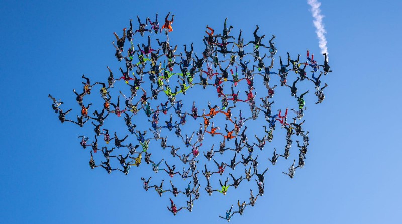 Chute libre et solidarité : 174 parachutistes battent un record mondial 1 Chute libre et solidarité : 174 parachutistes battent un record mondial 1