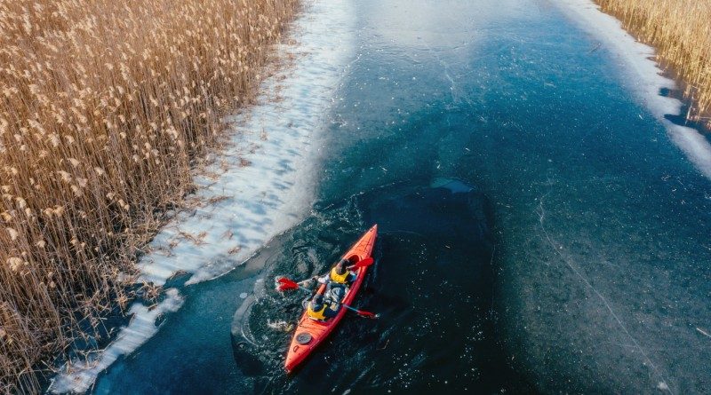 Naviguer à deux en eaux vives : défis du tandem gonflable