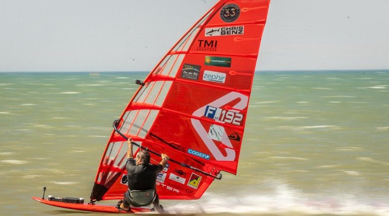 Un Français frôle les 100 km/h en windsurf en Namibie Un Français frôle les 100 km/h en windsurf en Namibie
