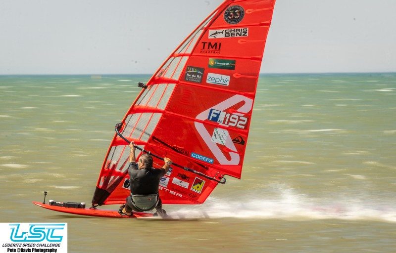 Un Français frôle les 100 km/h en windsurf en Namibie 1