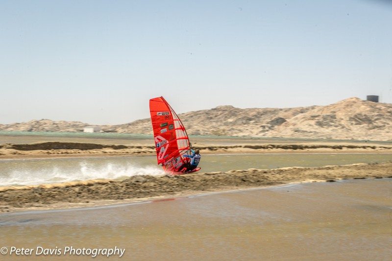 Un Français frôle les 100 km/h en windsurf en Namibie 2