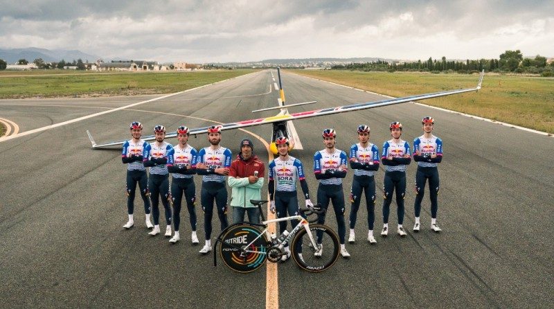 À Majorque, des cyclistes pros font décoller un planeur À Majorque, des cyclistes pros font décoller un planeur