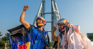 Spectaculaire : Deux wingsuiters se croisent au cœur du Bahreïn World Trade Center