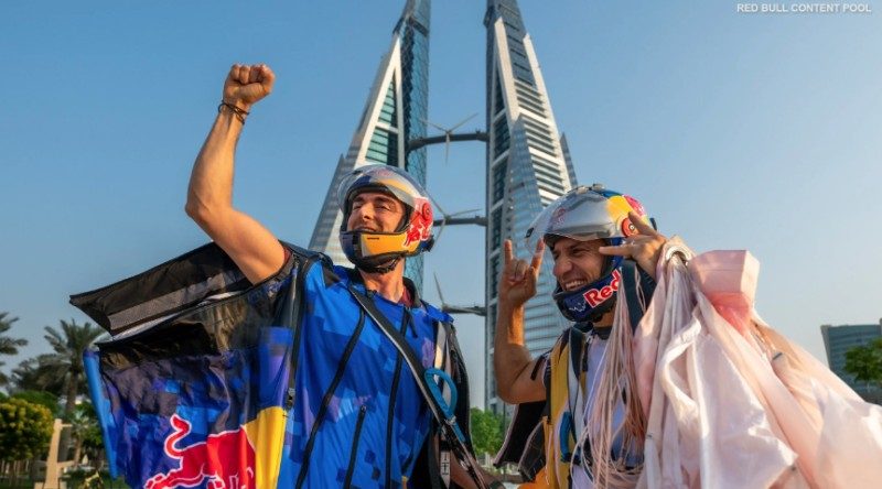Spectaculaire : Deux wingsuiters se croisent au cœur du Bahreïn World Trade Center Spectaculaire : Deux wingsuiters se croisent au cœur du Bahreïn World Trade Center