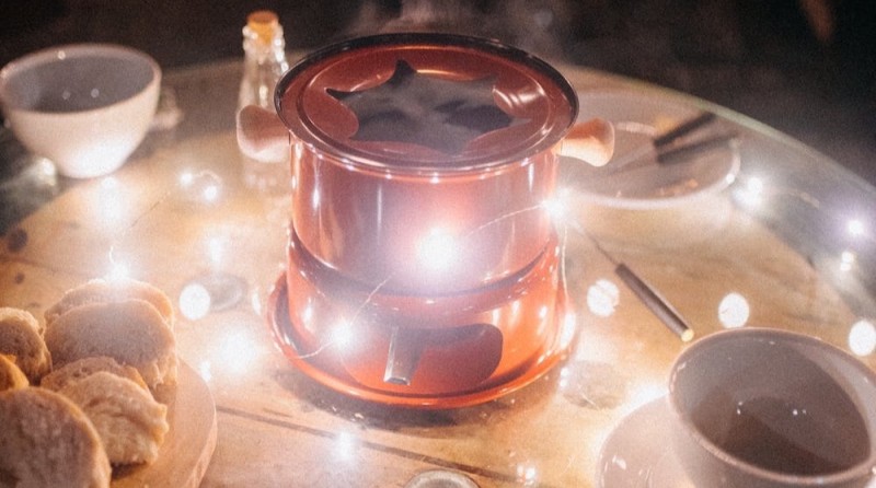 À Vars, on met les pieds dans la neige avant de les passer sous la table à la nuit tombée