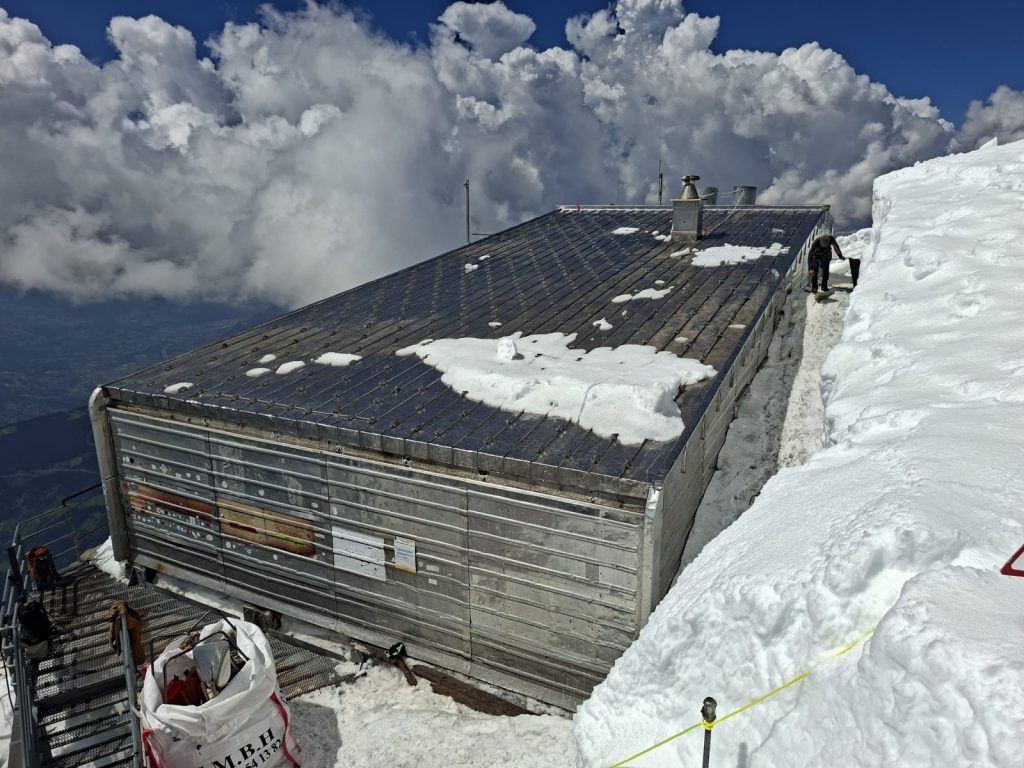 À plus de 3 800 mètres d’altitude, l’ancien refuge du Goûter entame sa déconstruction 1 À plus de 3 800 mètres d’altitude, l’ancien refuge du Goûter entame sa déconstruction 1