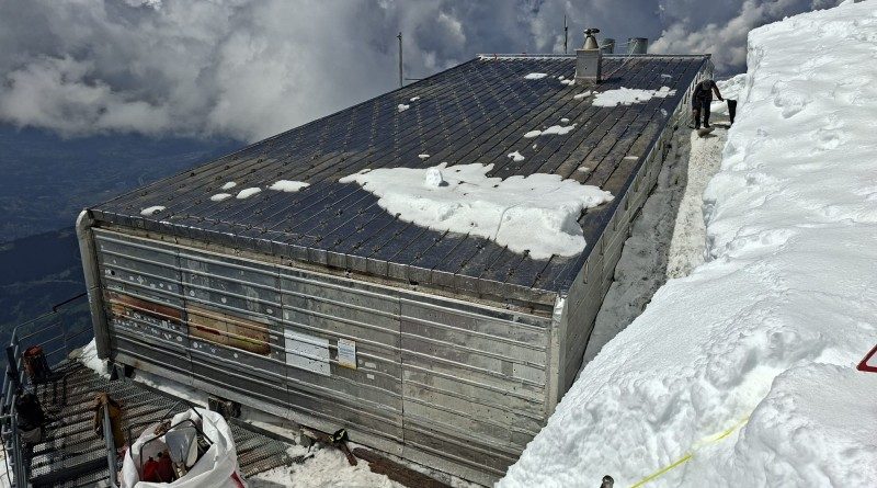 À plus de 3 800 mètres d’altitude, l’ancien refuge du Goûter entame sa déconstruction