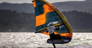 Un Français de vingt ans établit un record du monde de vitesse en wingfoil