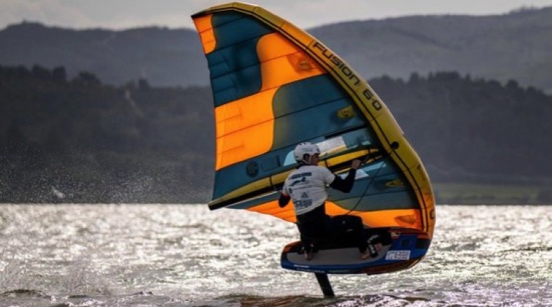 Un Français de vingt ans établit un record du monde de vitesse en wingfoil